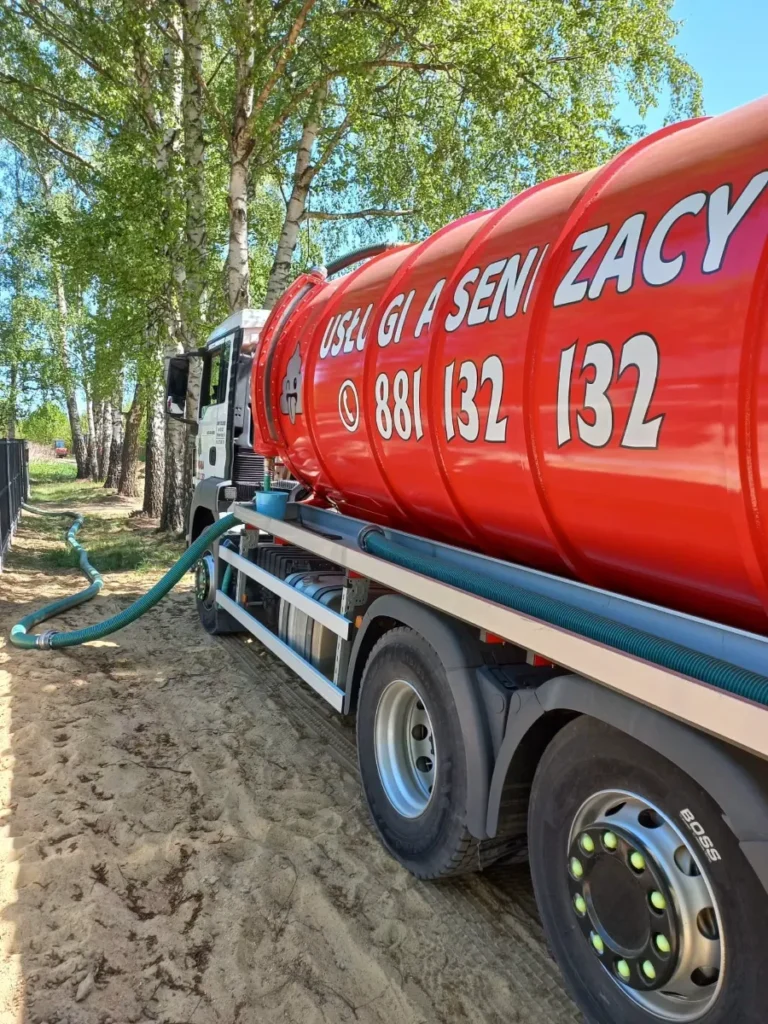 Wóz asenizacyjny podczas wypompowywania nieczystości