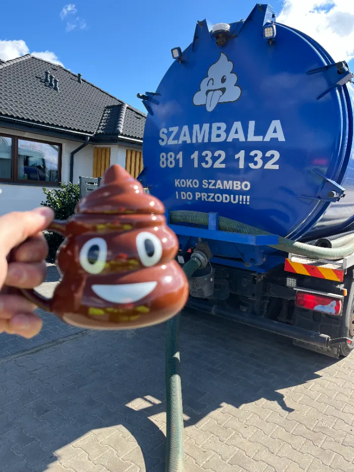 Szambiarka szambali i śmieszny kubek